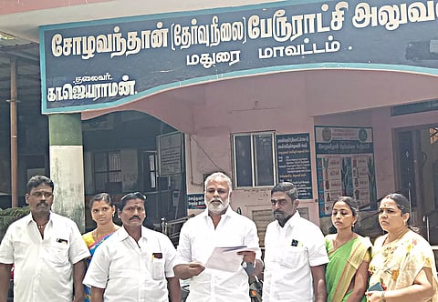 அ.தி.மு.க. கவுன்சிலர்கள் வெளிநடப்பு செய்தபோது எடுத்த படம்.&nbsp;