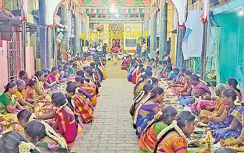 திருவிளக்கு பூஜை நடந்த போது எடுத்த படம்.