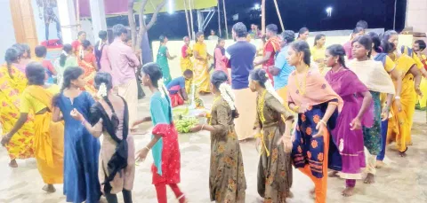 புளியங்குடி பவானி அம்மன் ஆலயத்தில் சித்திரை பெருந்திருவிழாவில் கும்மி பாட்டு நிகழ்ச்சி நடந்த போது எடுத்த படம்.