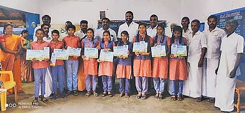 வெற்றிபெற்ற மாணவர்களுக்கு சான்றிதழ் வழங்கிய காட்சி