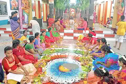 திருவிளக்கு பூஜை நடந்தபோது எடுத்த படம்.