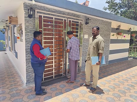 குன்னூரில் விதிமீறி செயல்பட்ட 2 தங்கும் விடுதிக்கு 'சீல்'