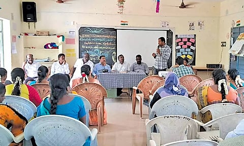பள்ளியில் உயர்கல்வி வழிகாட்டுதல் பயிற்சி நடைபெற்றது.
