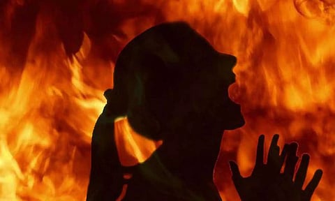 துணியில் தீ பிடித்து மாணவி சாவு