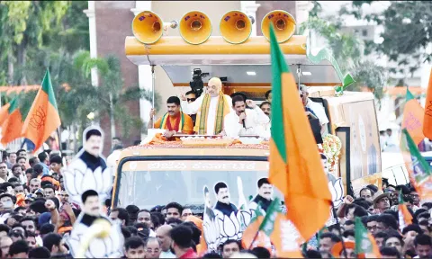 மங்களூருவில் அமித்ஷா, திறந்த வேனில் ஊர்வலமாக சென்று வாக்கு சேகரித்தபோது எடுத்தபடம்.