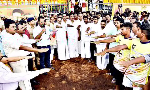 முதலமைச்சர் பிறந்தநாளை முன்னிட்டு நடந்த ஜல்லிக்கட்டு போட்டி: அமைச்சர் மூர்த்தி தொடங்கி வைத்தார்