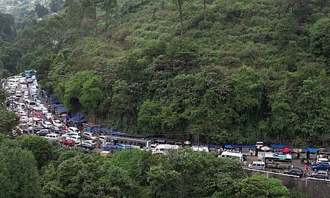 விடுமுறை நாளை கொண்டாட ஏராளமான சுற்றுலா பயணிகள் குவிந்ததால் கொடைக்கானல் மலைச்சாலையில் கடும் போக்குவரத்து நெருக்கடி ஏற்பட்டது.