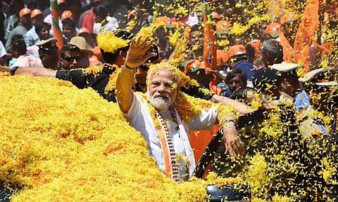 பெங்களூருவில் நடைபெற்ற ரோடு ஷோவில் பிரதமர் மோடியை கட்சி தொண்டர்களை மலர் தூவி வரவேற்றதை படத்தில் காணலாம்.