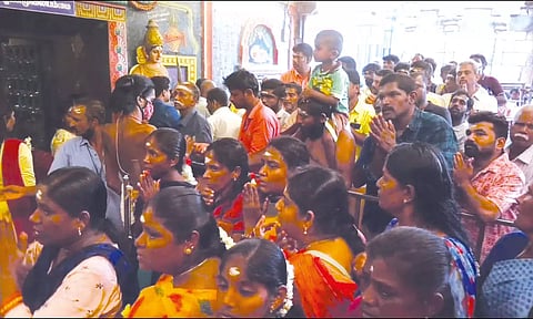 பக்தர்கள் கூட்டத்தின் ஒரு பகுதியை படத்தில் காணலாம்.