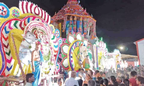 அவினாசி கோவிலில் பஞ்சமூர்த்திகள் வீதி உலா நடைபெற்ற காட்சி.&nbsp;