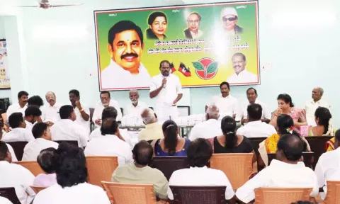 கூட்டத்தில் மாவட்ட செயலாளர் சு.ரவி எம்.எல்.ஏ. பேசிய காட்சி.