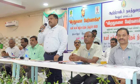 ஆதிதிராவிட நலத்துறை சார்பில் நடந்த பள்ளி மாணவர்களுக்கு உயர்கல்வி வழிகாட்டல் நிகழ்ச்சியில் மாவட்ட வருவாய் அலுவலர் ராமமூர்த்தி பேசிய காட்சி.