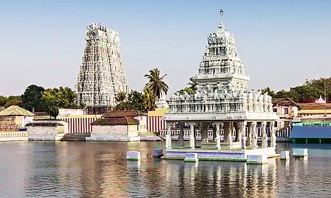 தெப்பக்குளமும், நீராழி மண்டபமும்.
