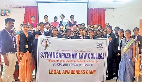 சட்டக்கல்லூரி மாணவ-மாணவிகளை படத்தில் காணலாம்.