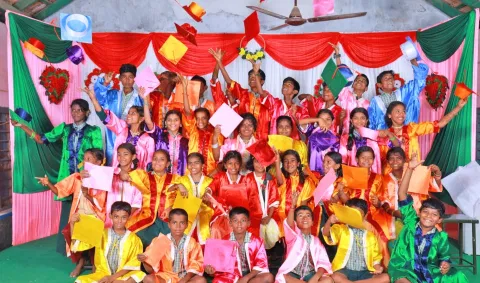 பட்டம் பெற்ற மாணவர்களை படத்தில் காணலாம்.