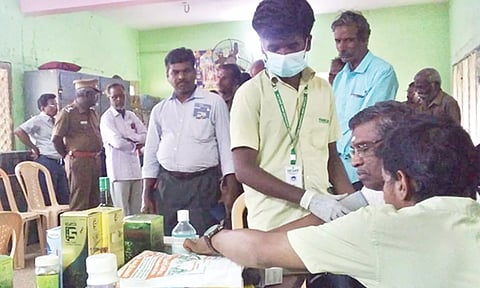 பணியாளா்களுக்கு மருத்துவ பரிசோதனை முகாம் நடந்தது.