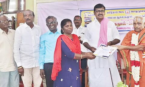 நூலகத்தில் போட்டி தேர்வுகளுக்கு படித்து அரசு துறைகளில் பணியாற்றி வருபவர்களுக்கு எஸ்.எஸ்.பழனிமாணிக்கம் எம்.பி. பாராட்டு சான்றிதழ் வழங்கினார்.