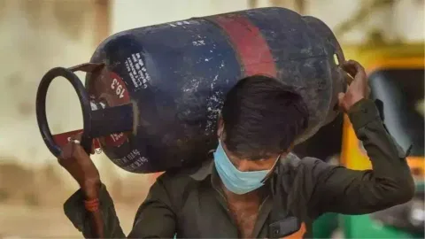 வணிக பயன்பாட்டு சிலிண்டர் விலையை அதிரடியாக குறைத்த எண்ணெய் நிறுவனங்கள்