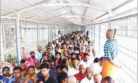 திருமலையில் தரிசன வரிசையில் சென்ற பக்தர்கள் கூட்டத்தின் ஒரு பகுதியை படத்தில் காணலாம்.