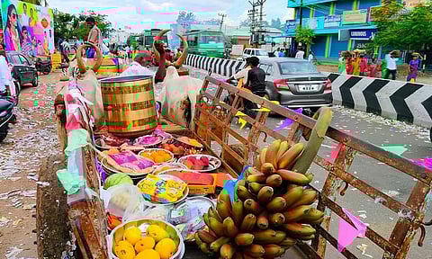 பாரம்பரிய முறைப்படி 15 மாட்டு வண்டிகளில் சீர் கொடுத்து அசத்திய தாய்மாமன்கள்
