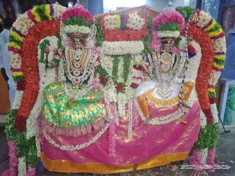 சாமி சிறப்பு அலங்காரத்தில் அருள் பாலித்த காட்சி.