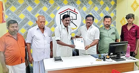 உறுப்பினர் சேர்க்கை முகாம் நடந்தபோது எடுத்த படம்.
