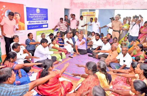 கிராமசபை கூட்டத்தில் கலெக்டர் கார்த்திகேயன் தலைமையில் உறுதிமொழி எடுக்கப்பட்ட காட்சி.