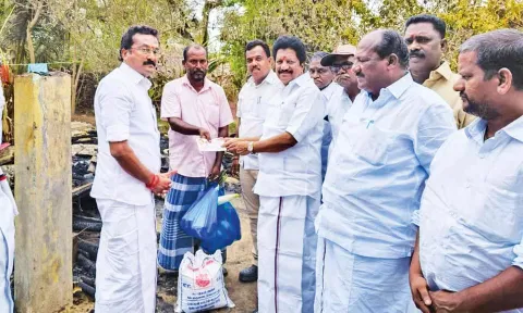 வீடு இழந்து பாதிக்கப்பட்டவருக்கு அசோக்குமார் எம்.எல்.ஏ. நிவாரணம் வழங்கினார்.