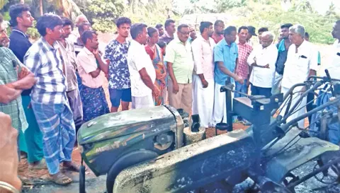 பவர் டில்லர் எரித்த இடத்தை வக்கீல்கள் குழுவினர் பார்வையிட்டபோது எடுத்தபடம்.
