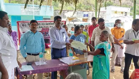 முகாமில் கிராம மக்களுக்கு நலத்திட்ட உதவிகளை சார்பு நீதிமன்ற நீதிபதி முத்துராமன் வழங்கிய போது எடுத்த படம்.