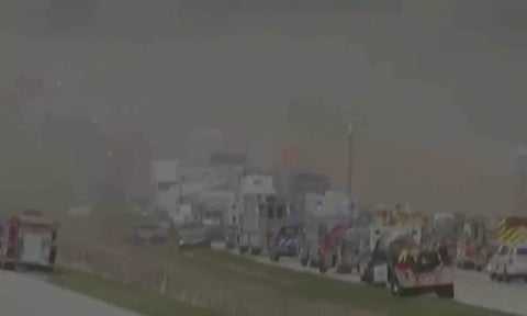 அமெரிக்காவில் புழுதி புயலில் சிக்கி 100 வாகனங்கள் மோதல்- 6 பேர் பலி