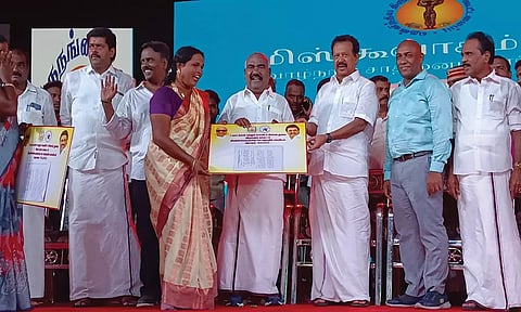 மாரத்தான் போட்டியில்  வெற்றி பெற்றவர்களுக்கு பரிசு மற்றும் சான்றிதழ்களை அமைச்சர்கள் பொன்முடி, செஞ்சி மஸ்தான் வழங்கினார்கள்.