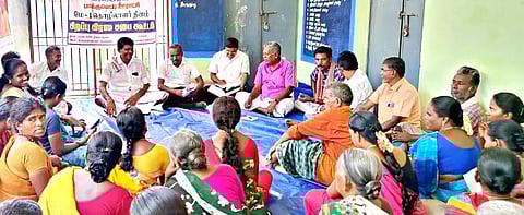 பாக்குவெட்டி ஊராட்சி மன்ற தலைவர் நாகரத்தினம் தலைமையில் கிராம சபை கூட்டம் நடந்தது.