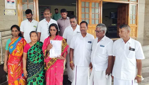 கடலூர் கலெக்டர் அலுவலகத்தில் வெளிநாட்டில் இறந்த மகனின் உடலை மீட்டு தர கோரி தாய் குடும்பத்துடன் மனு கொடுக்க வந்த போது எடுத்த படம்.