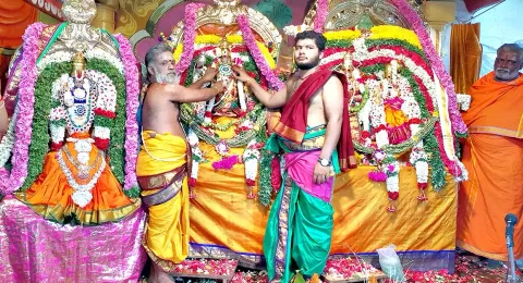 திருமங்கலம் மீனாட்சி-சொக்கநாதர் கோவிலில் திருக்கல்யாணத்தை சிவாச்சாரியார்கள் நடத்தினர்.