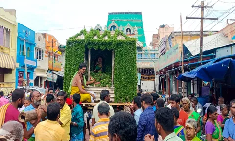 சங்கரநாராயணசுவாமி 8-ம் நாள் விழாவில் சிவகாமி அம்பாள் சமேத நடராஜர் விஷ்ணு அம்சத்தில் பச்சை சாத்தி வீதி உலா வரும் நிகழ்ச்சி நடந்த போது எடுத்தபடம்.