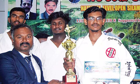 கராத்தே போட்டியில் வெற்றி பெற்றவர்கள்.