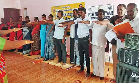 கூட்டத்தில் உறுதிமொழி ஏற்கப்பட்டபோது எடுத்த படம்.