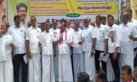 ஆர்ப்பாட்டத்தில் முன்னாள் அமைச்சரும், தூத்துக்குடி தெற்கு மாவட்ட செயலாளருமான சண்முகநாதன் பேசிய காட்சி.