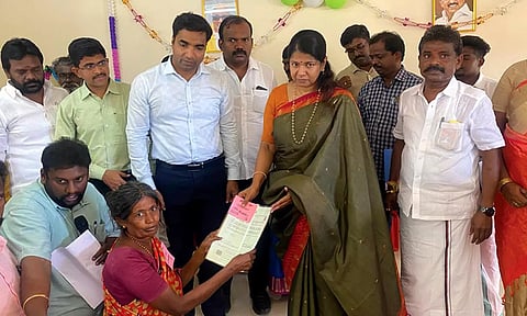 ஓட்டப்பிடாரம் அருகே முறம்பன் கிராமத்தில் ஒரு பயனாளிக்கு முதியோர் உதவித்தொகையை கனிமொழி எம்.பி வழங்கிய போது எடுத்த படம்.அருகில் மாவட்ட கலெக்டர் செந்தில்ராஜ், எம்.சி.சண்முகையா எம்.எல்.ஏ, மேயர் ஜெகன் பெரியசாமி ஆகியோர் உள்ளனர்.