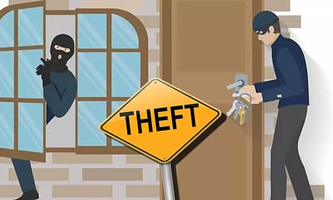 மானூரில் வீட்டின் கதவை உடைத்து பணம் திருட்டு