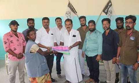 தூய்மை பணியாளர்களுக்கு இலவச வேட்டி சேலை வழங்கிய காட்சி.&nbsp;