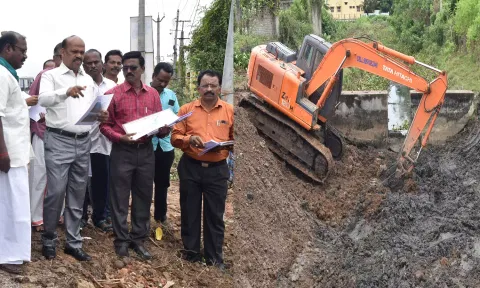 நீர்வளத் துறை மூலம் மேற்கொள்ளப்பட்டு வரும் திட்டப் பணிகளை கலெக்டர் நேரில்  ஆய்வு செய்தார்.