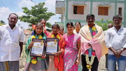 சாதனை பைடத்த மாணவ-மாணவிகள்.&nbsp;