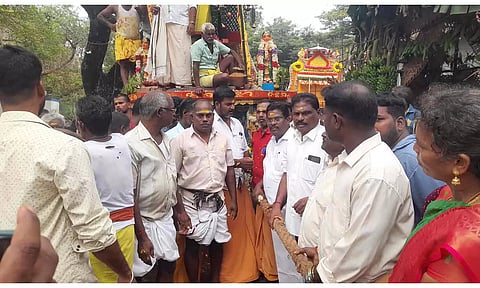 கூத்தாண்டவர் கோவில் தேரோட்டத்தை முன்னாள் எம்.எல்.ஏ தீப்பாய்ந்தான் மற்றும் அறங்காவல் குழுவினர் வடம் பிடித்து தொடங்கி வைத்த காட்சி.