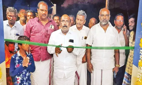 புதிய ரேஷன் கடையை பி.எச்.மனோஜ் பாண்டியன் எம்.எல்.ஏ. ரிப்பன் வெட்டி திறந்து வைத்த காட்சி.