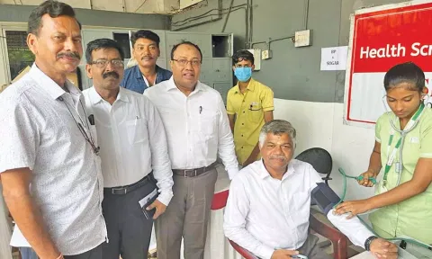 மருத்துவமனை நிர்வாக இயக்குனர் முகமது ஷாபி முகாமை தொடங்கி வைத்த காட்சி.