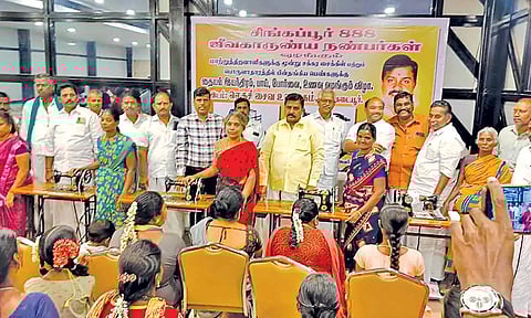 திருக்கடையூரில் பெண்களுக்கு தையல் எந்திரம் வழங்கப்பட்டது.