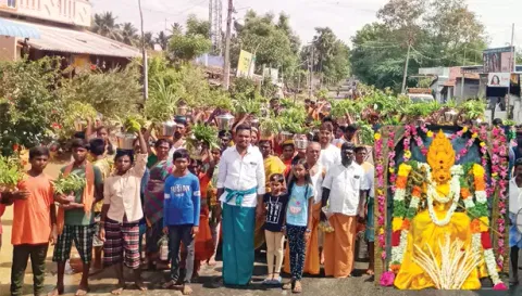 ஆனங்கூர் மாரியம்மன் கோவில் திருவிழாவை முன்னிட்டு பக்தர்கள் பால்குடம் எடுத்து ஊர்வலமாக வந்த காட்சி.&nbsp;