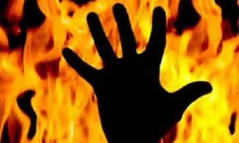 குடும்ப தகராறில் பெட்ரோல் ஊற்றி தீ குளித்து புரோகிதர் தற்கொலை